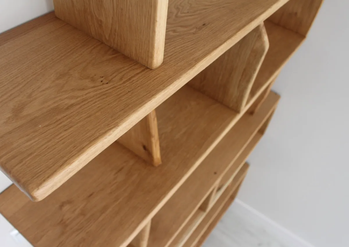 Amytis — solid oak shelf seen from above, geometry of seven shelves