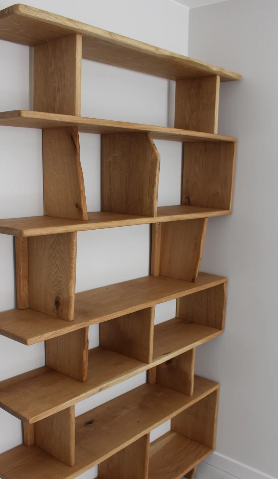 Amytis — full front view of the shelf, seven shelves, three modules, live edge