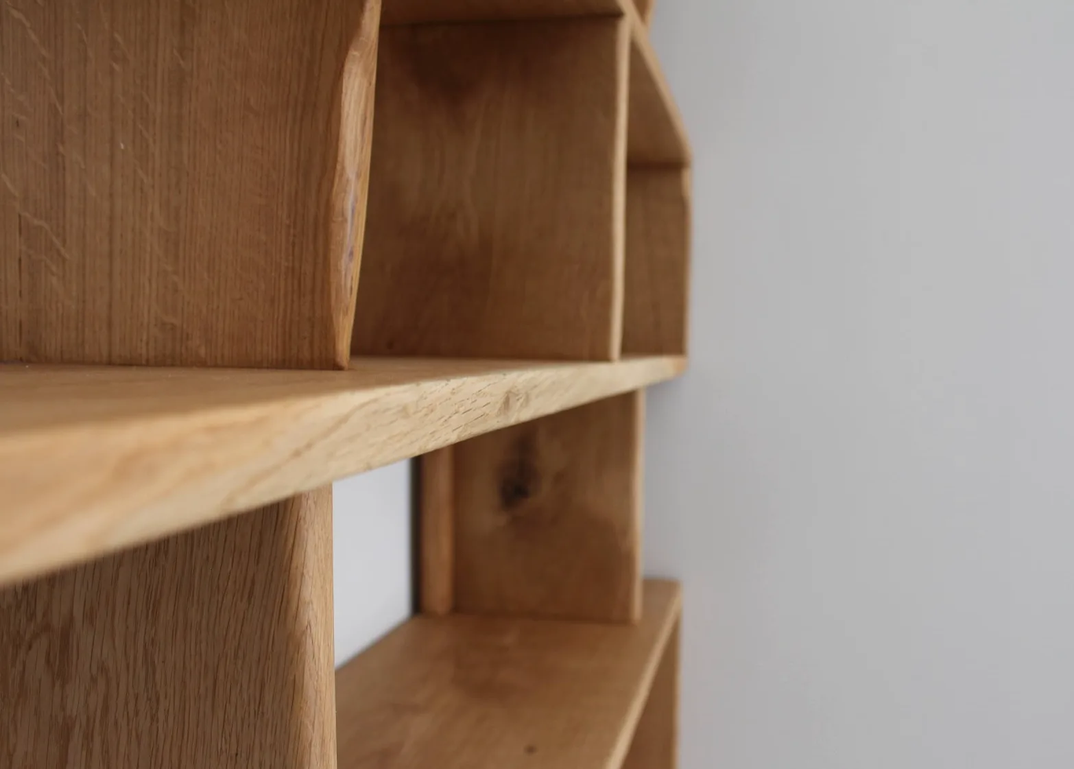 Amytis — close-up of the rounded edges of seven shelves