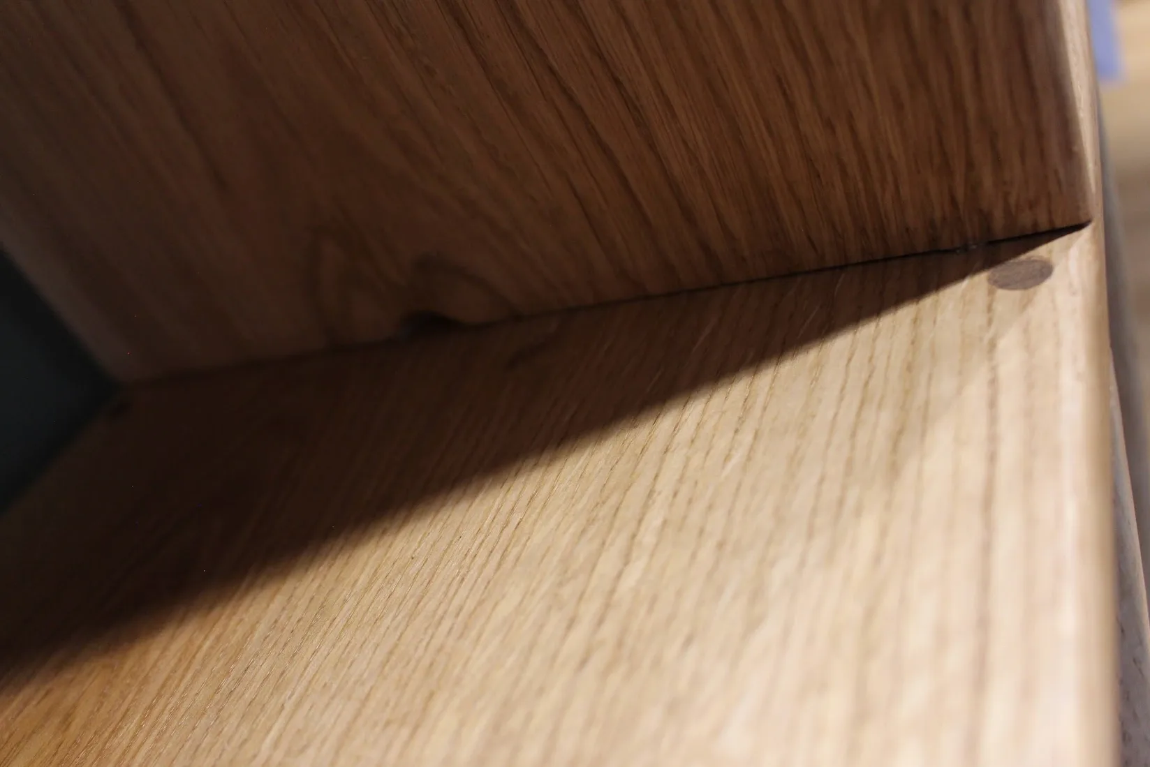 Firāq — shelf meeting an upright, dowel in the joint