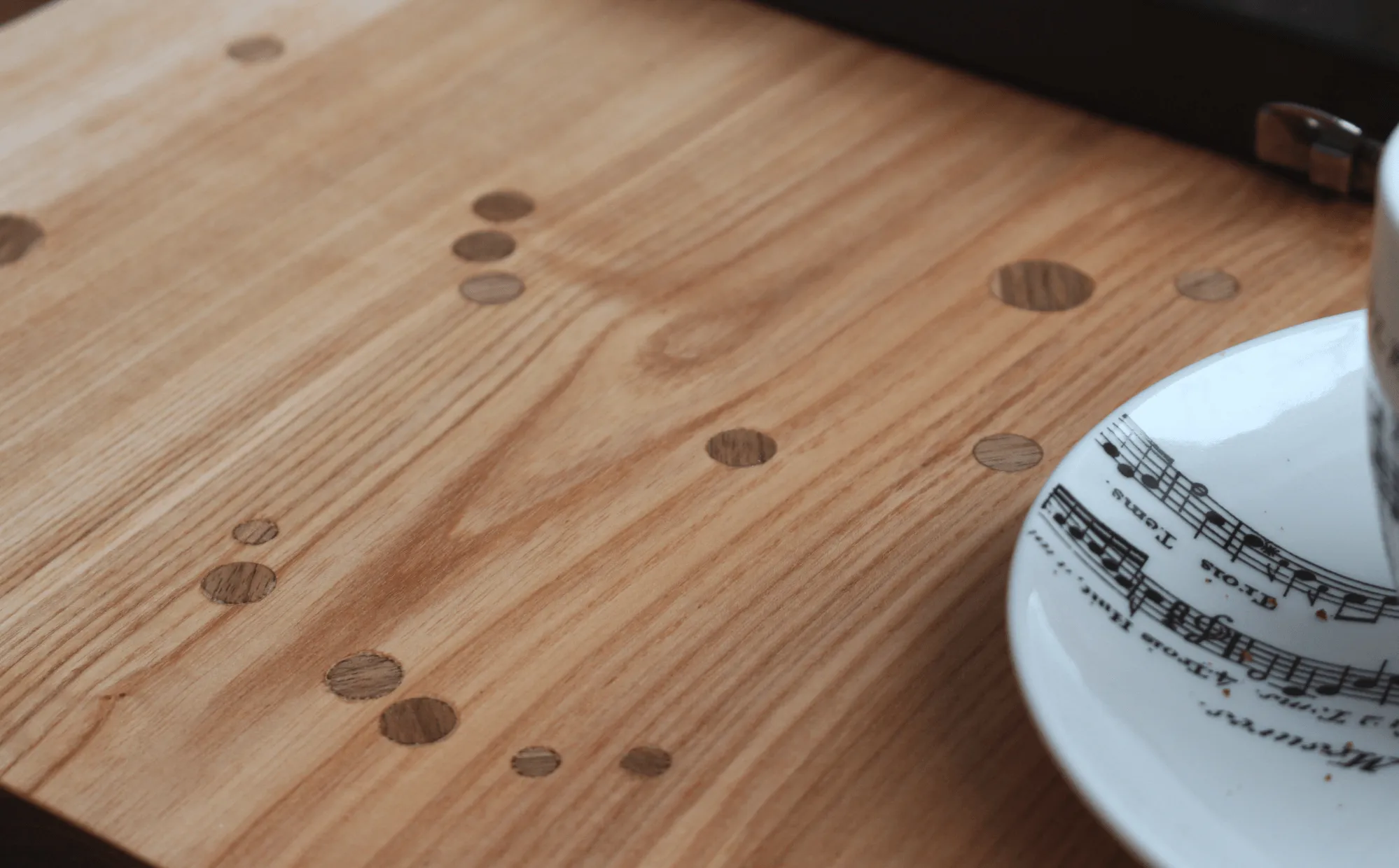 Stolik Orion — blat z jesionu ze wzorem gwiazdozbioru z drewnianych motylków