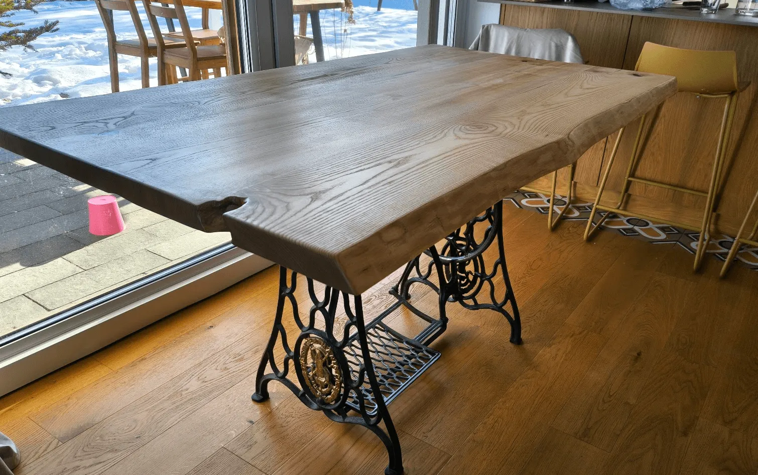 Jesionowy blat z live edge na żeliwnej podstawie Singer — detal blatu