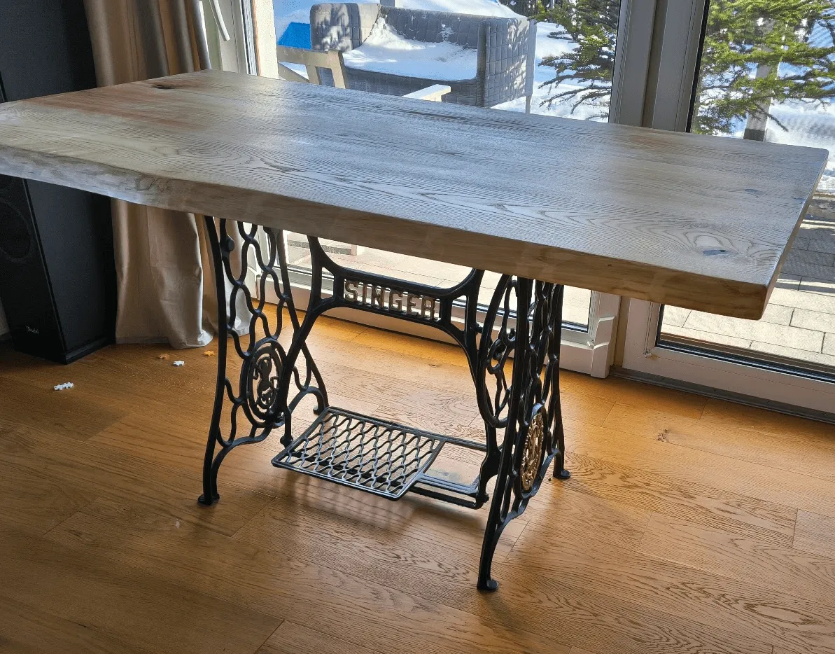 Singer — sęk-okno w blacie