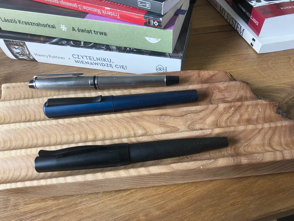 Skidbladnir — top-down view with pens