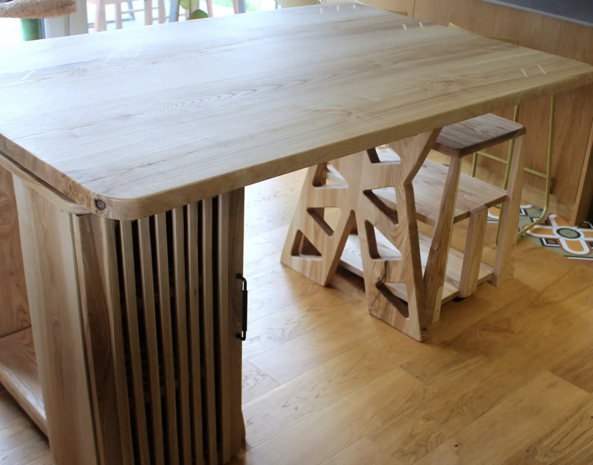 Trinity — stanowisko pracy krawca z litego jesionu, tambour, kratownica i hoker