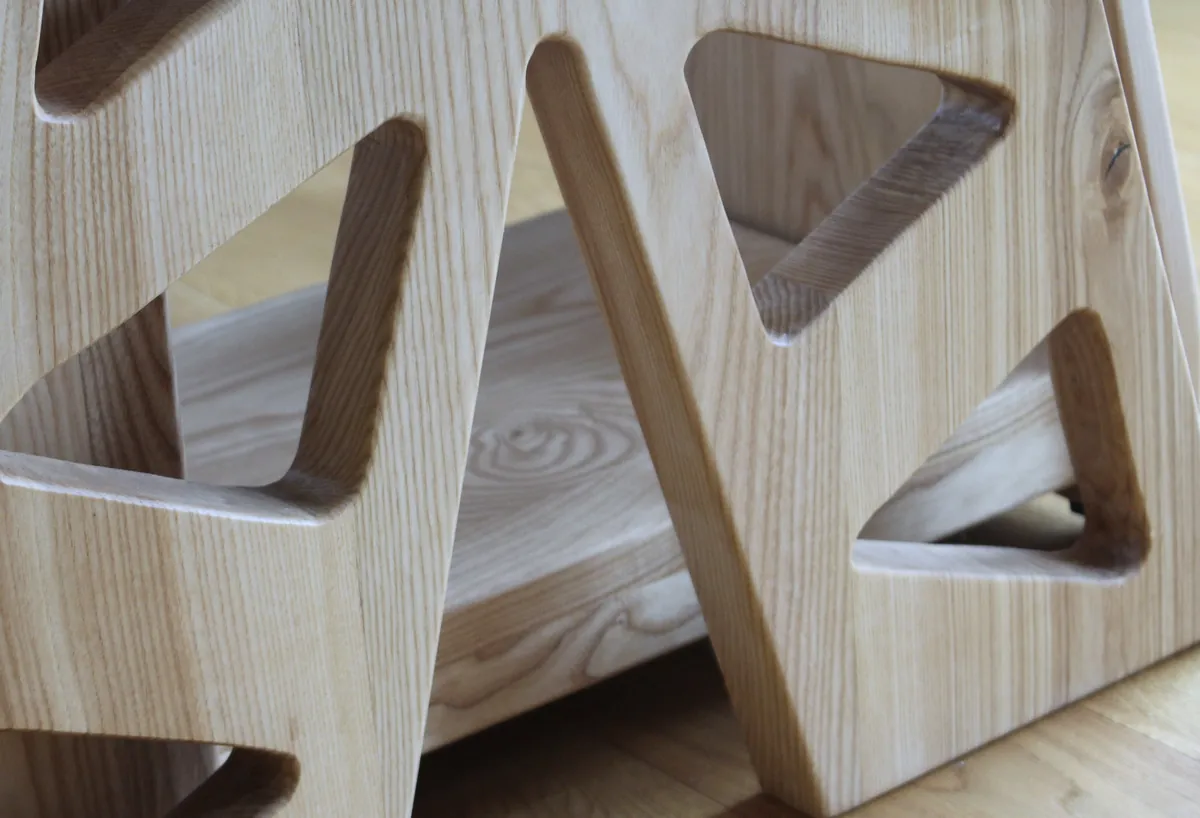 Trinity — detal kratownicy, trójkątne wycięcia z bliska