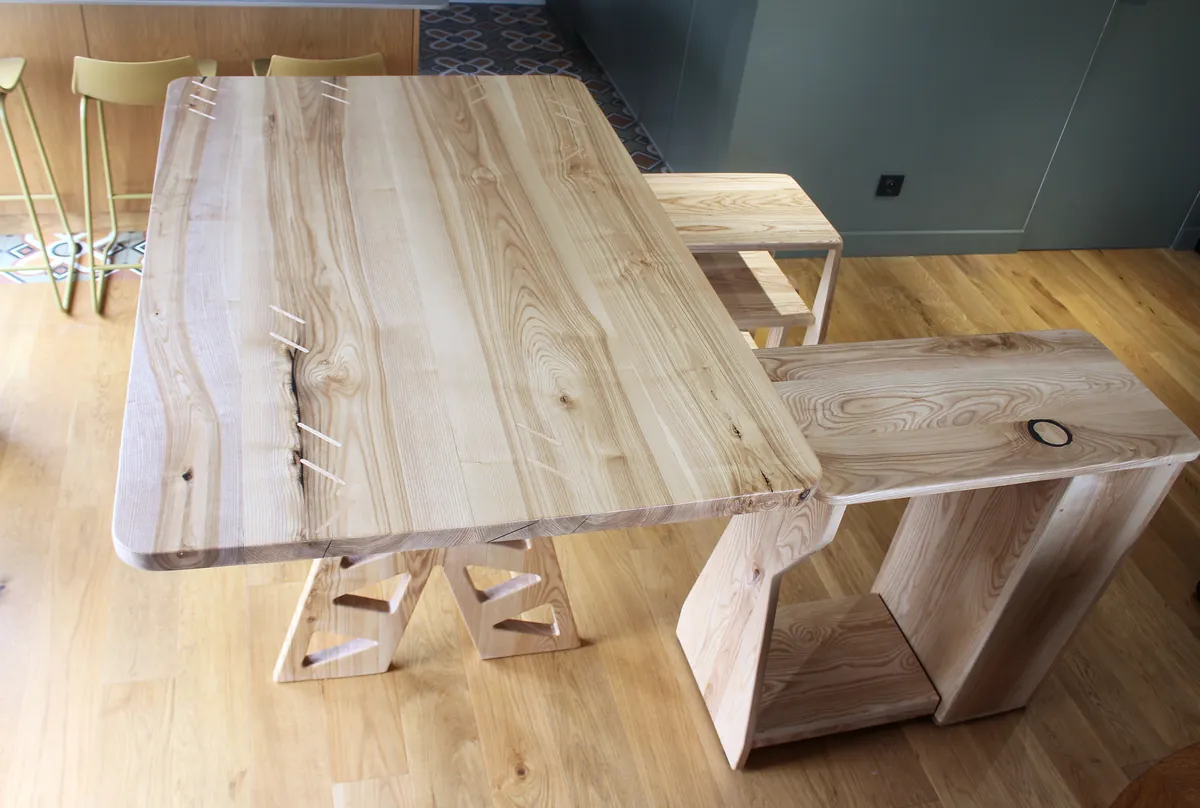 Trinity — blat z góry, intarsje motylkowe i stolik