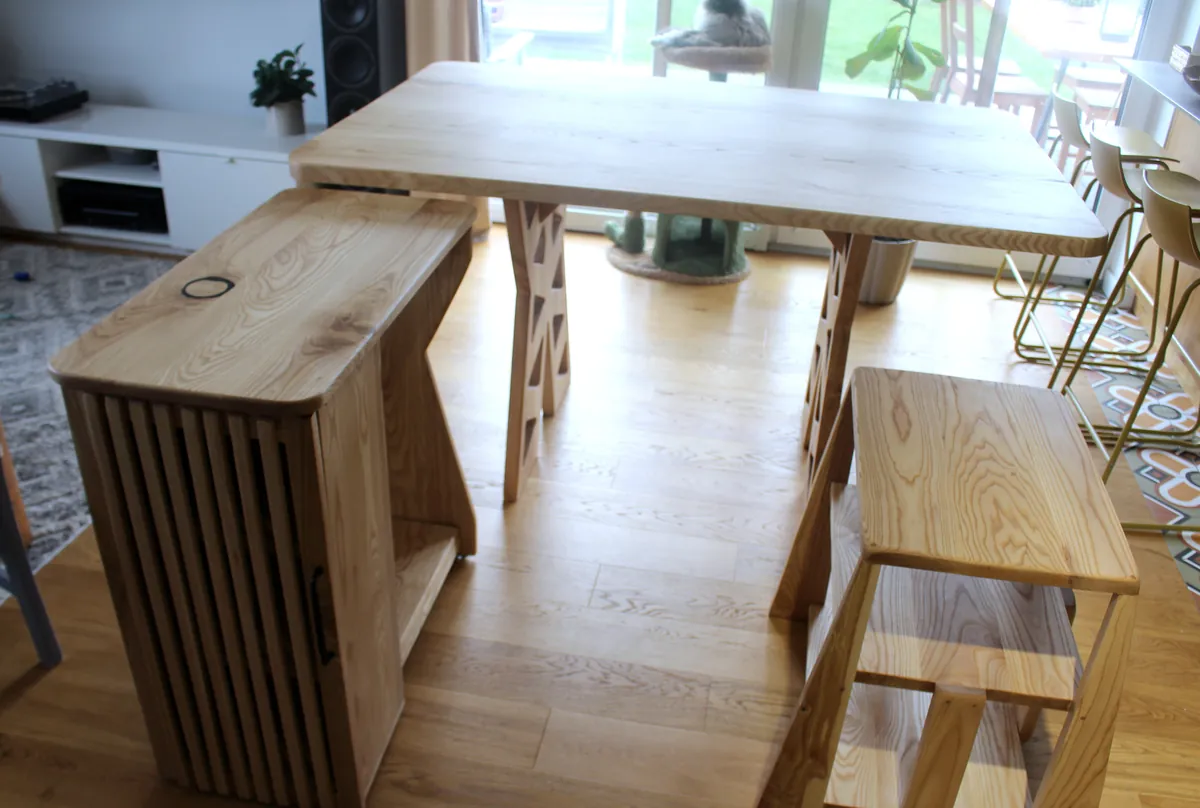 Trinity — stanowisko pracy krawca z litego jesionu