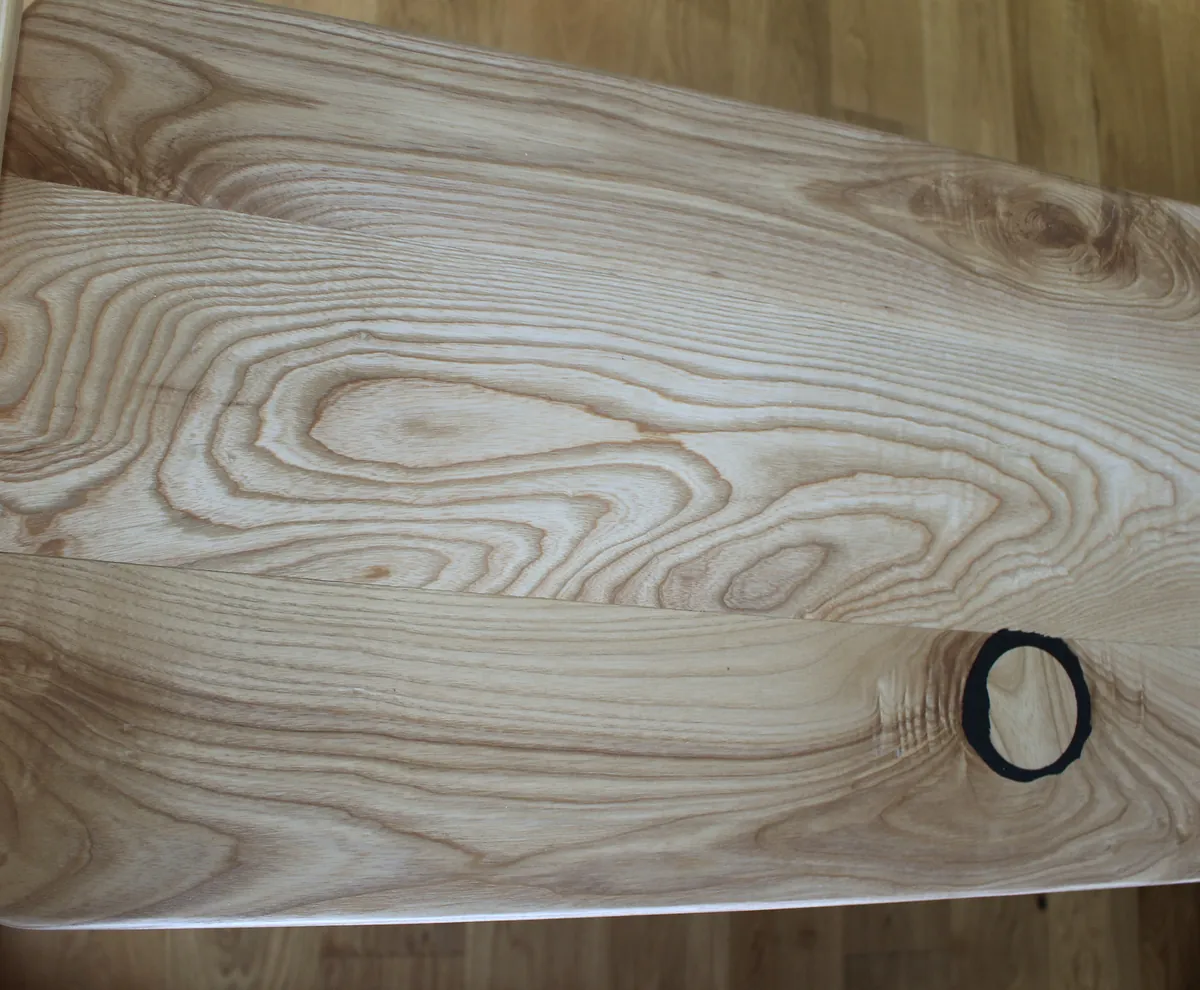 Trinity — wypełnienie sęku, kołek jesionu